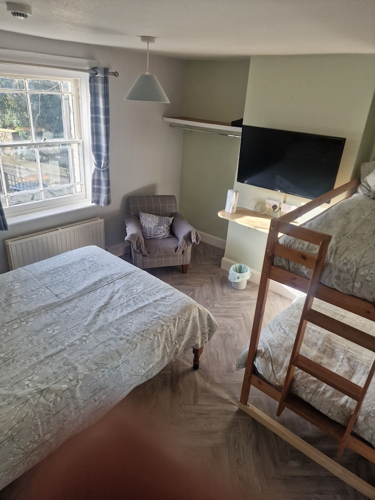 The Village Inn — hotel in Swindon