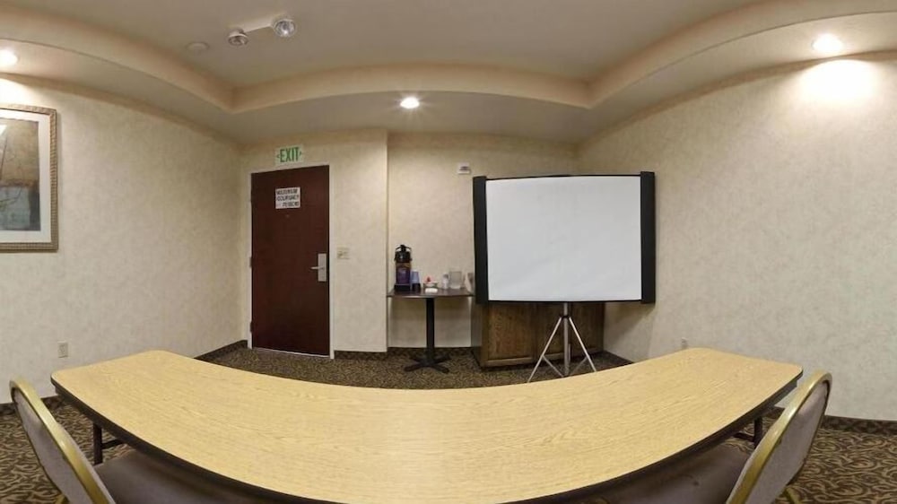 Holiday Inn Express Delano by IHG - photo 28