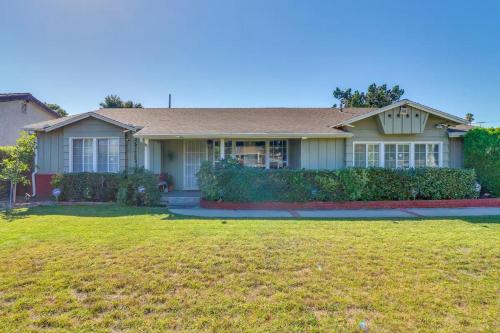 Vacation Rental w Pool &Garden 6 Guests near CSUN — 4-Star Luxury Hotel in North Hills, United States