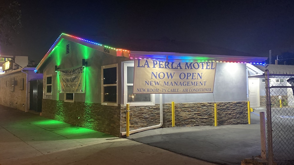 La Perla Motel - photo 9