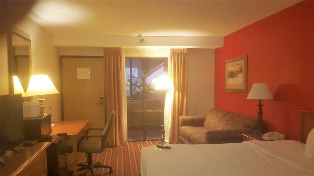Salina Ambassador Hotel and Conference Center - photo 9