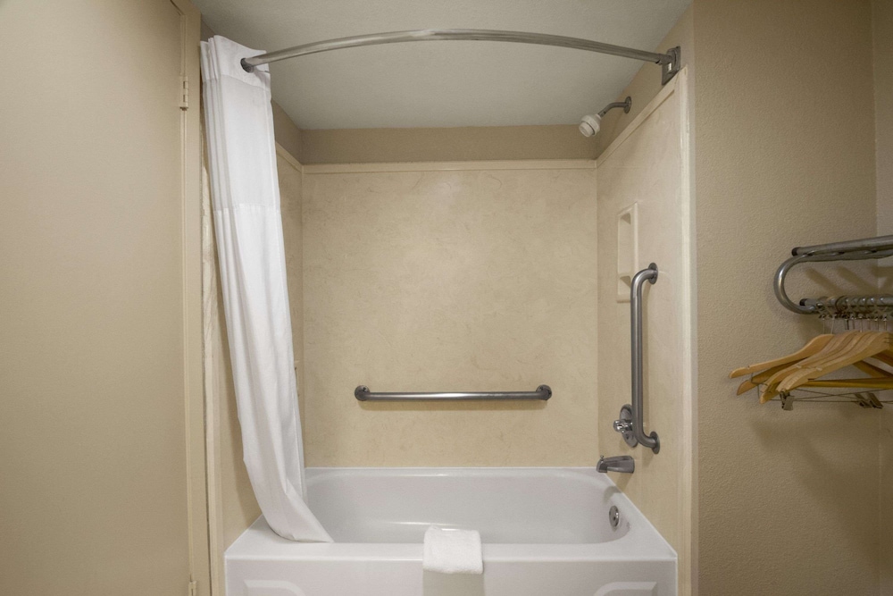Days Inn by Wyndham Southaven MS - photo 12