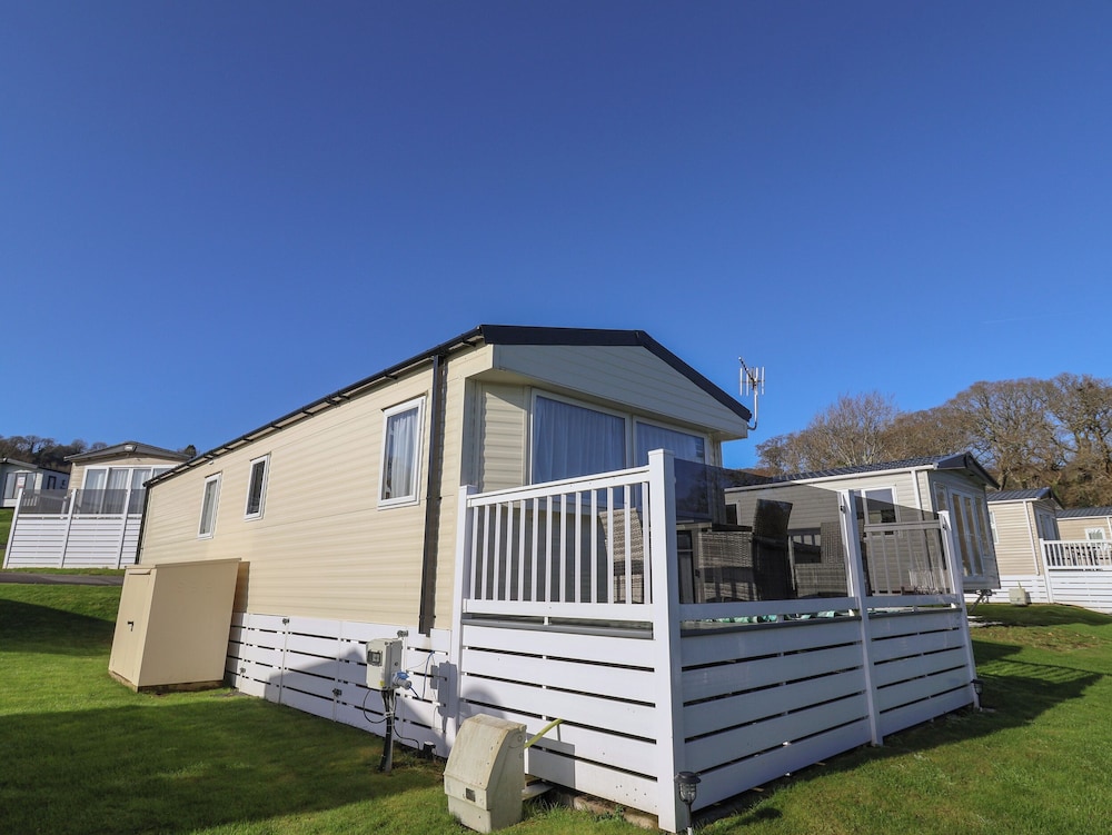 Tri Star House — 4-Star Luxury Hotel in Charmouth, United Kingdom