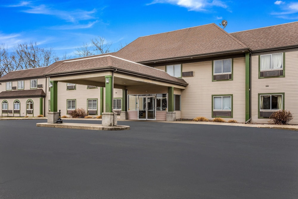 Econo Lodge Whitehall near Michigan's Adventure — hotel in Whitehall