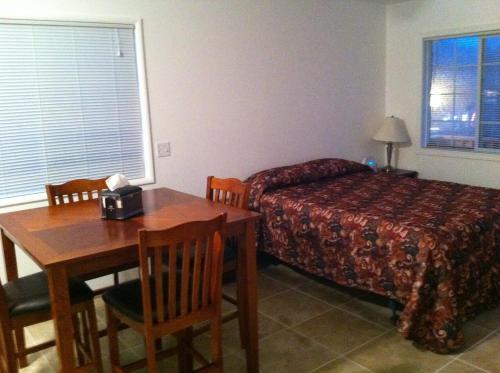 Col Pacific Motel - photo 2