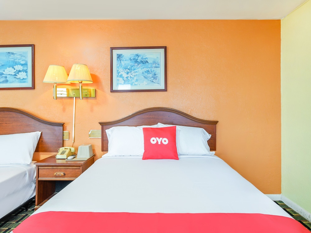 OYO Hotel Downtown Peoria I 74 - photo 16