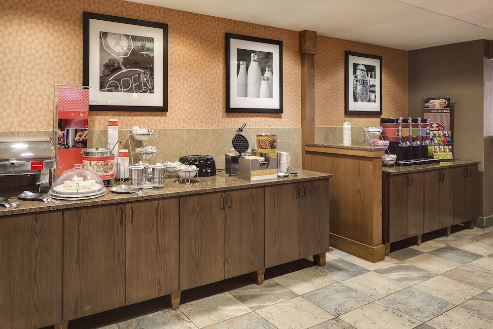 Hampton Inn Iowa City Coralville - photo 21