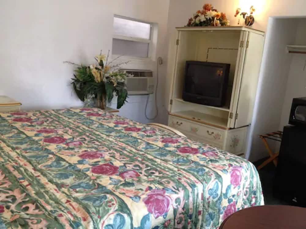 Three Oaks Motel - photo 18