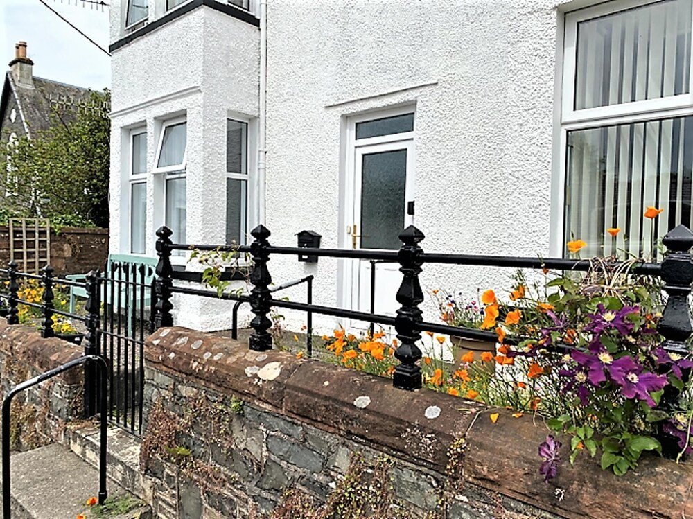 St John's Flat Spacious Accomodation — 4-Star Luxury Hotel in Dalry, United Kingdom