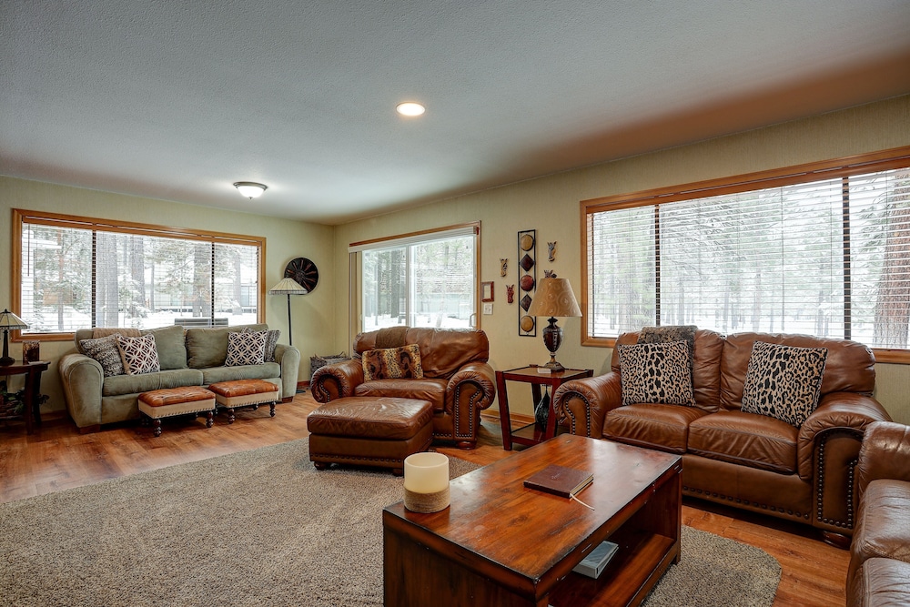 Pet Friendly 6 Otter Home features Bikes to Explore Sunriver Village by RedAwning — 4-Star Luxury Hotel in Bend, United States
