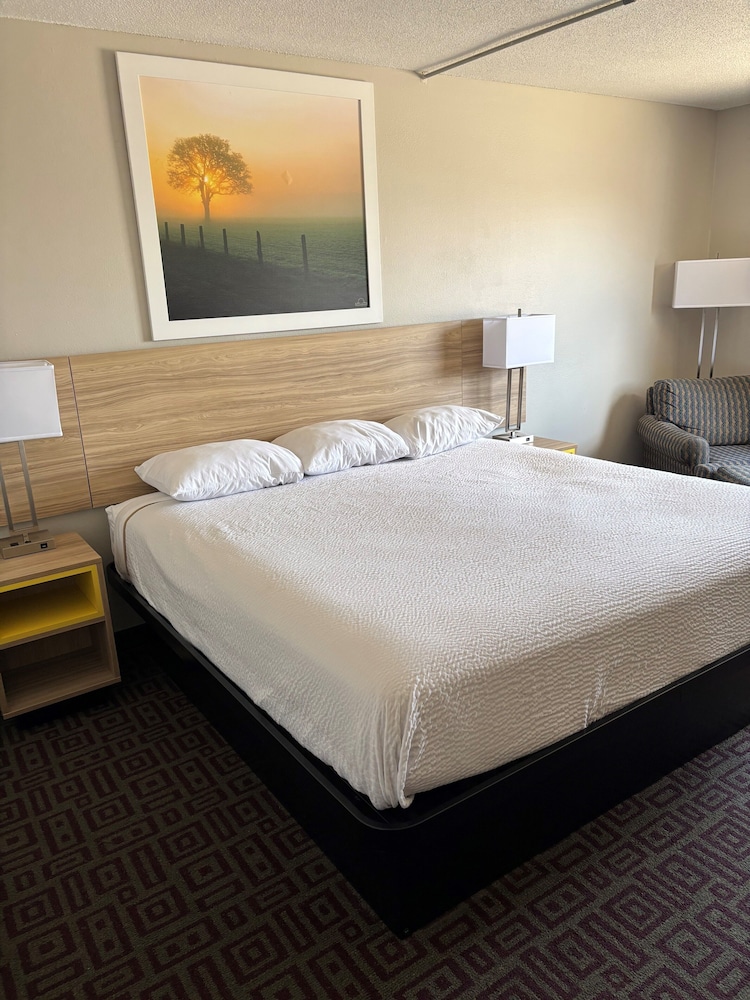Days Inn by Wyndham West Branch Iowa City Area - photo 6