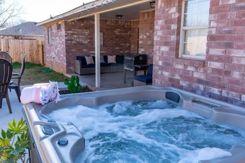 Henrietta Haus pet friendly and private hot tub — 4-Star Luxury Hotel in Fredericksburg, United States
