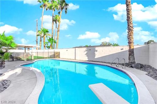 Getaway Villa w Pool in Vegas 10 Mins to Strip