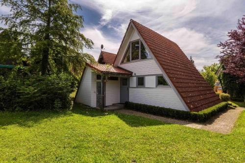 Ferienwohnpark Immenstaad am Bodensee Nurdachhaus Typ 8 NDW 114 — hotel in Immenstaad Am Bodensee