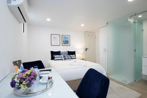 Airport Std 1 Ar Condicionado Cave 25m2 269 10ft2 Full Equipped Ring Bell D — 4-Star Luxury Hotel in Lisbon, Portugal