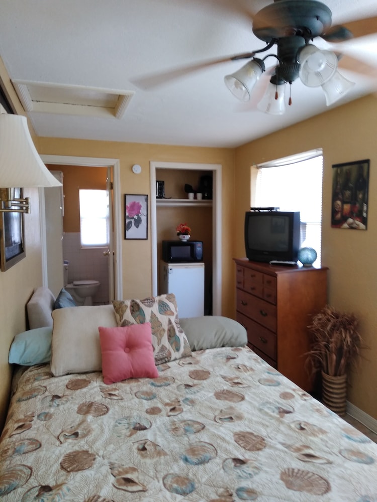 Swashbuckler Motel - photo 10