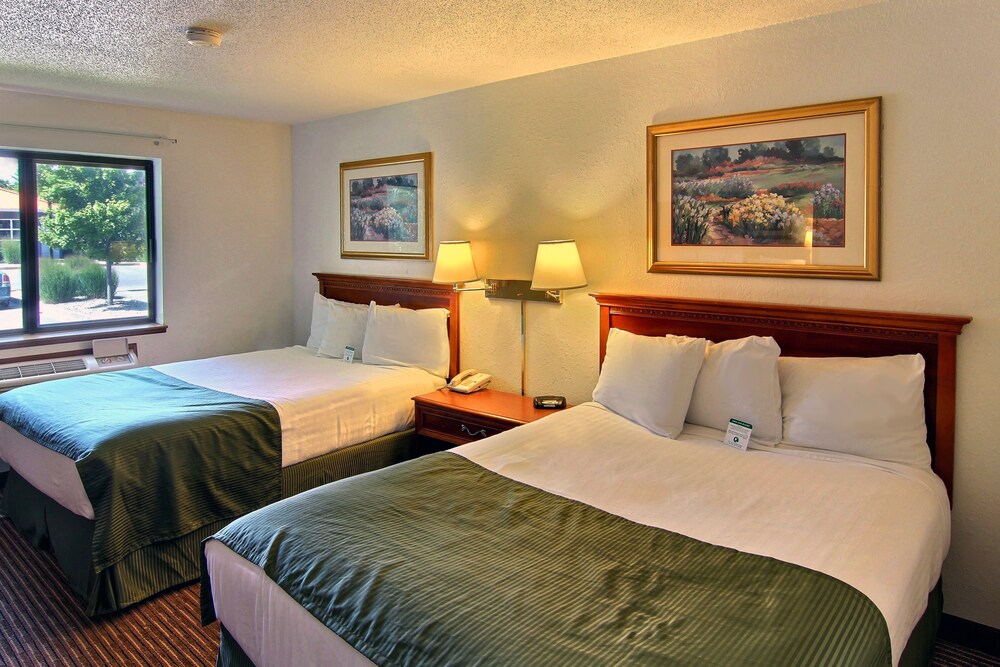 Days Inn & Suites by Wyndham Traverse City - photo 6