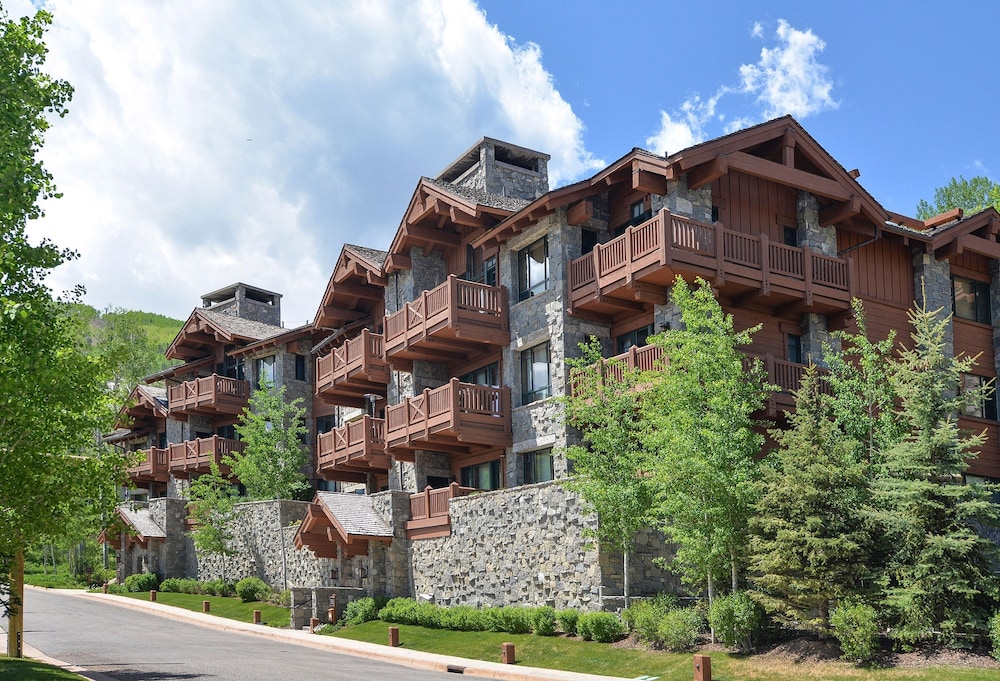 Hummingbird C102 4 Bedroom Condo by RedAwning — 4-Star Luxury Hotel in Avon, United States