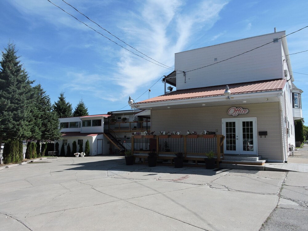 Almo Court Motel in Cranbrook, Canada