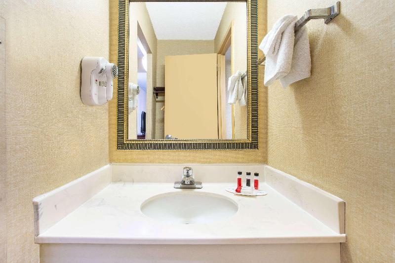 Days Inn By Wyndham College Park - photo 5