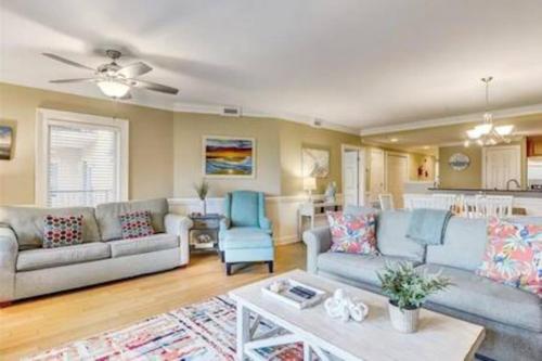 Downtown Tybee Brass Rail 3 bed 2 covered parking in Tybee Island, United States