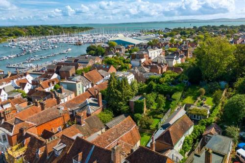 Stunning Luxury Apartment in Central Lymington — 4-Star Luxury Hotel in Lymington, United Kingdom