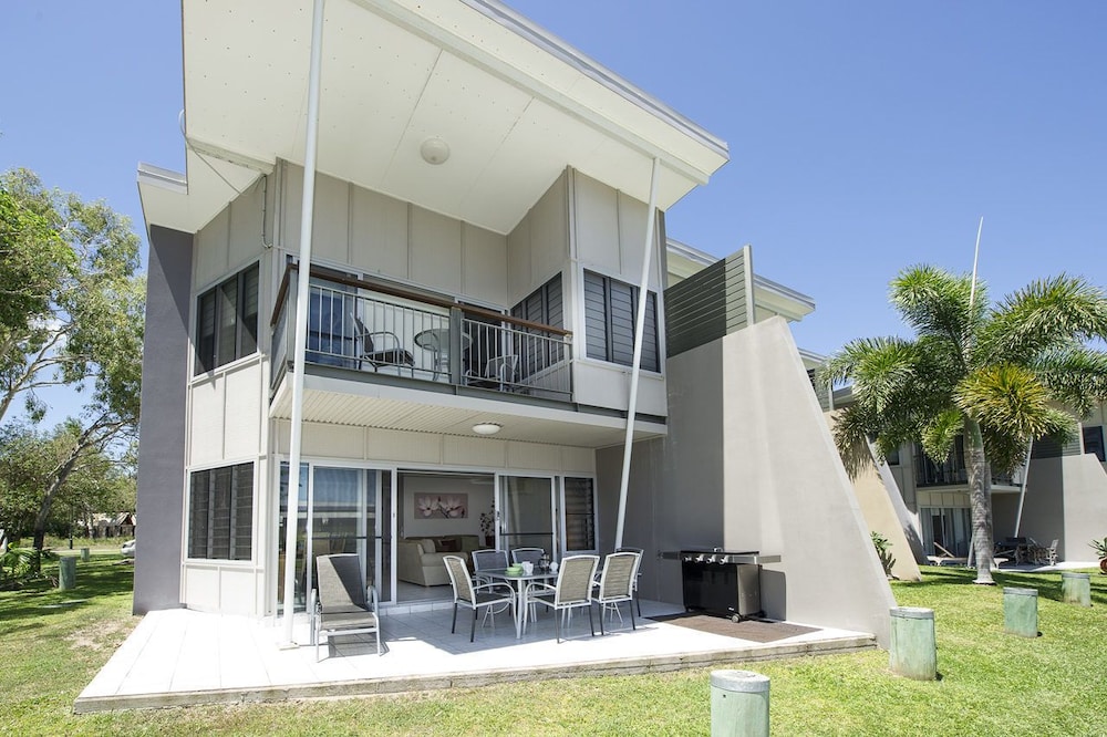 Magnetic Docks Townhouse 9 — 4-Star Luxury Hotel in Nelly Bay, Australia