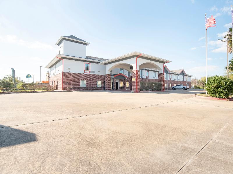 OYO Townhouse Clute Lake Jackson - photo 4
