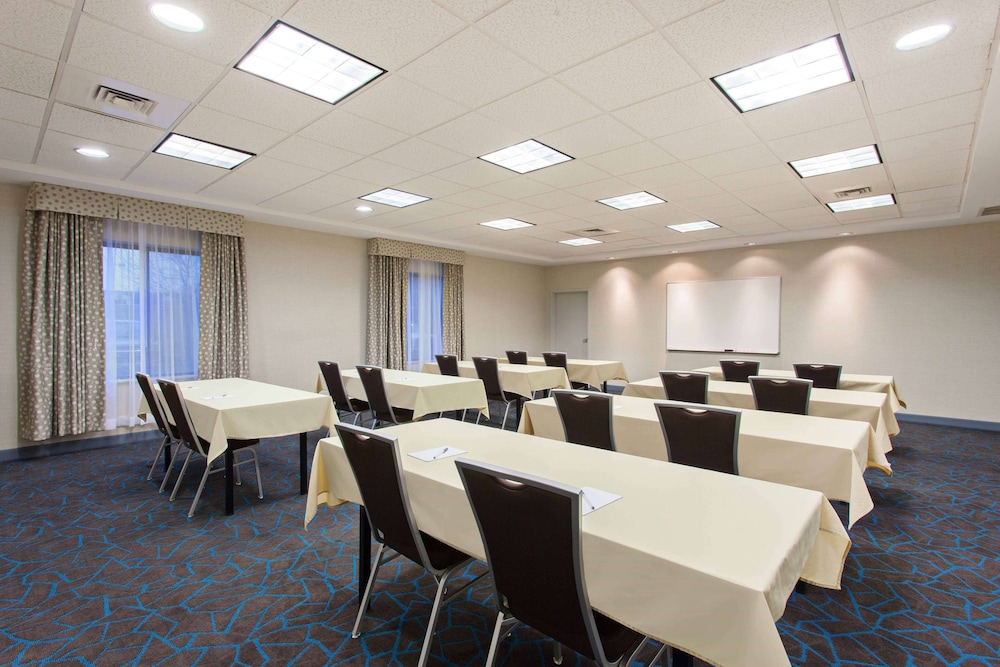 Hampton Inn & Suites Clovis Airport North - photo 26