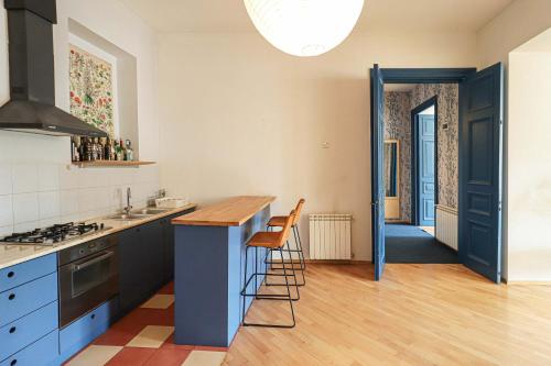 Charming 2BR Near Rooms Hotel By Wehost