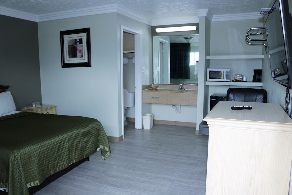 Deluxe Inn Motel - photo 8
