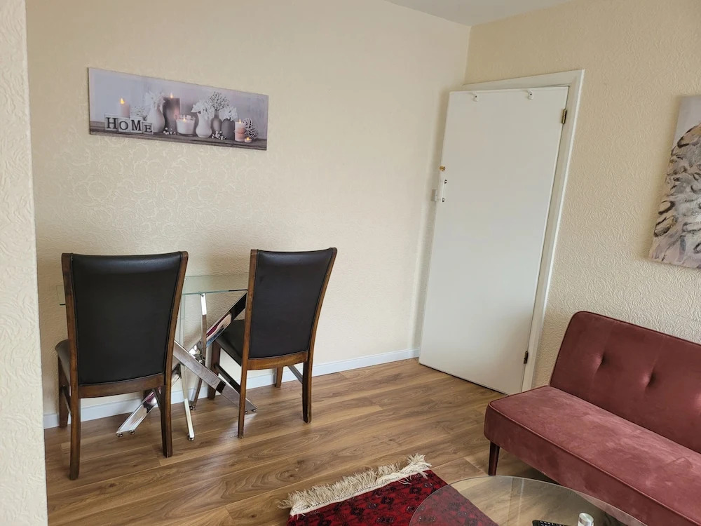 Apartment Sleeps 2 Parking Near Station
