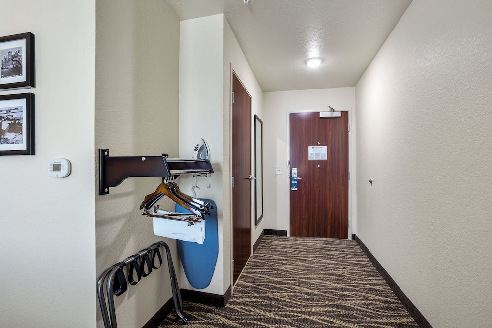 Cobblestone Hotel & Suites De Pere Green Bay - photo 8