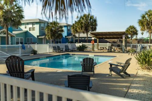 SaltyWaves CozyCottage CloseToBeach SharedPool Pets GamesGrill in Port Aransas, United States