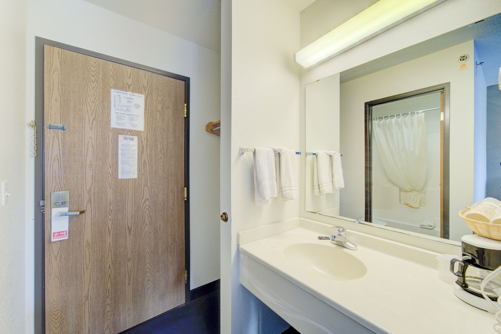 Capital O Amerihost Inn and Suites Fulton Hwy 54 MO - photo 40
