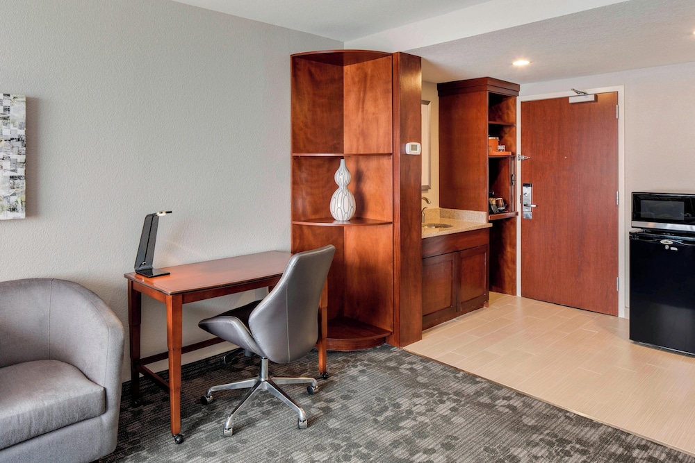 Courtyard by Marriott Boston Logan Airport - photo 13