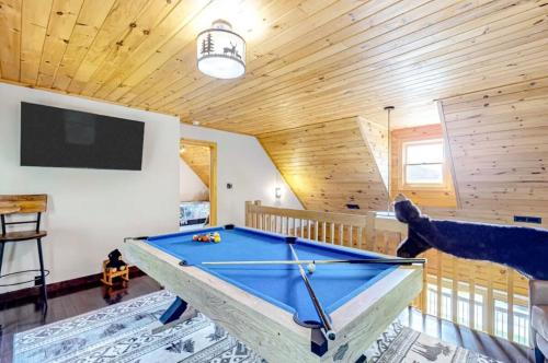 Grandpa John Cabin Hot Tub Game Room — 4-Star Luxury Hotel in Sugar Grove, United States