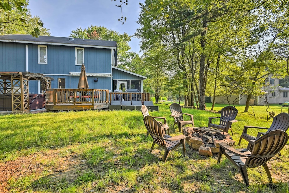 Lake Harmony Resort Home with Deck and Fire Pit — hotel in Crystal Lake