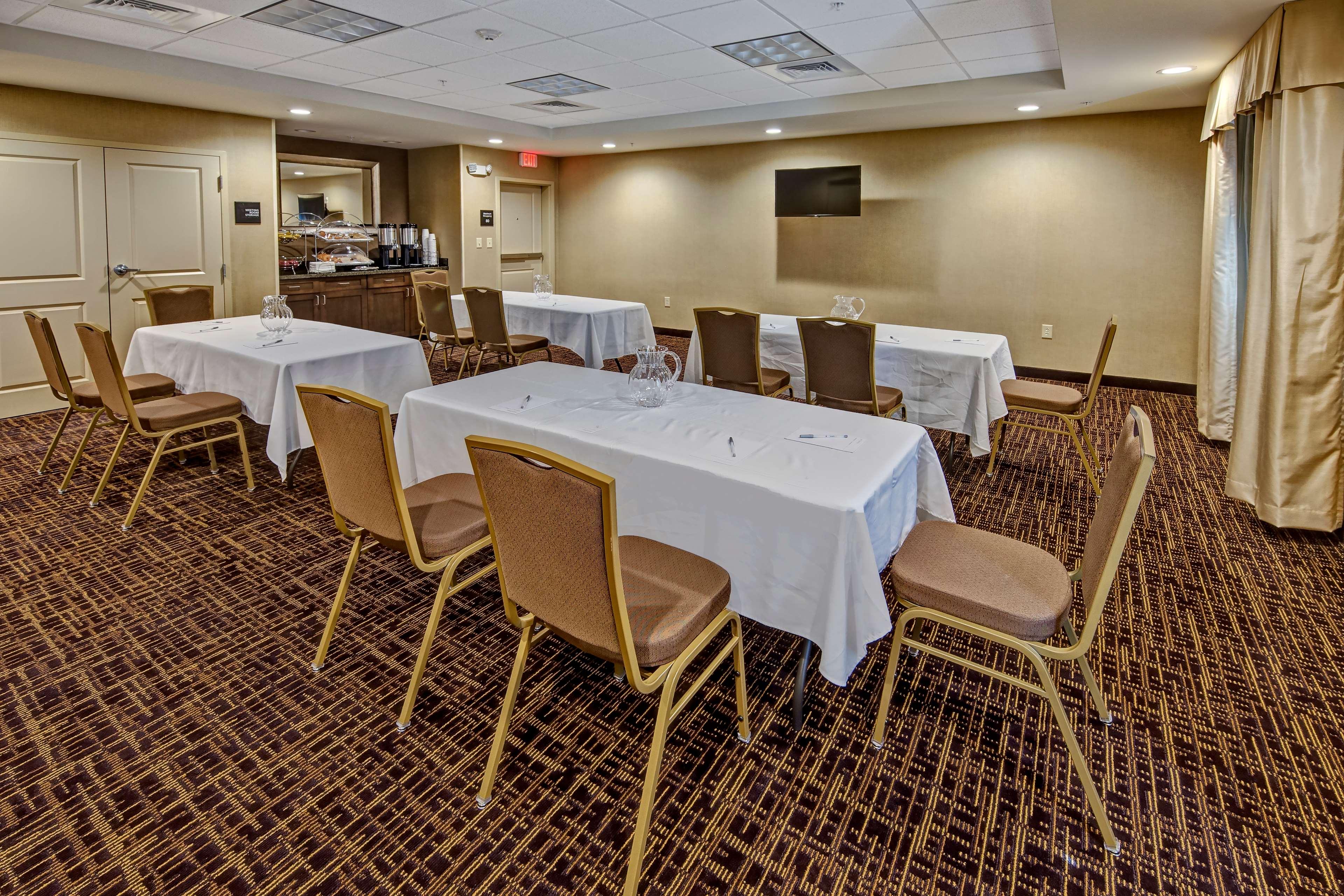 Hampton Inn Indianola - photo 15