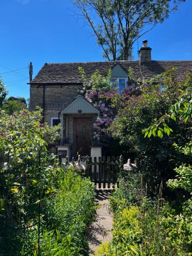 Characterful Cosy Cotswold Cottage Folly Cottage — 4-Star Luxury Hotel in Avening, United Kingdom
