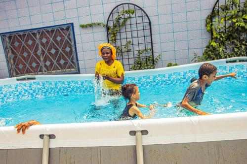 Bonamoussadi Gardens Piscine Wifi Eau Electricite 24h sur 24 in Douala, Cameroon
