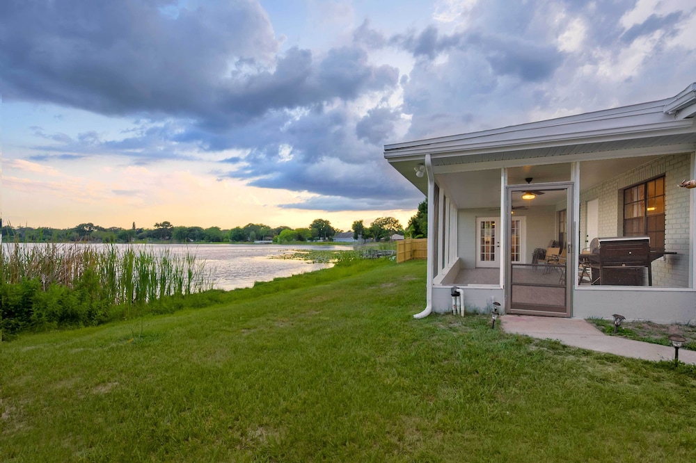 Hook Line And Leisure Lakefront Gem with Porch — 4-Star Luxury Hotel in Winter Haven, United States