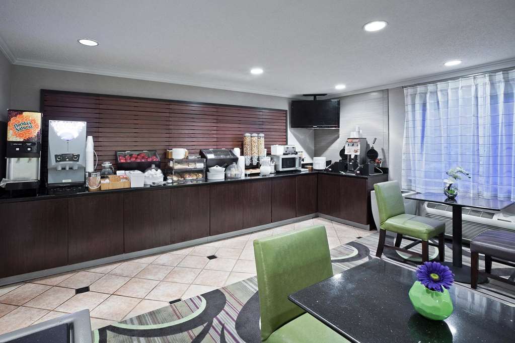 La Quinta Inn & Suites by Wyndham Cleveland Macedonia - photo 54