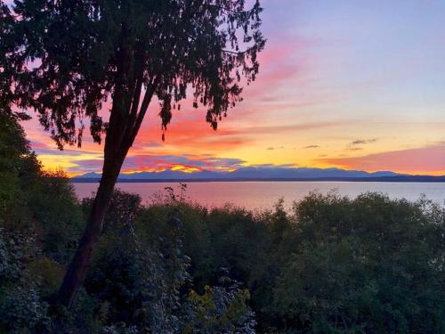 Romantic Spacious Suite with Salish Sea & Mountain Views at Seattle Luxury Estate — 4-Star Luxury Hotel in Seattle, United States