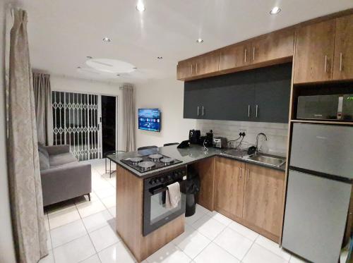 Oasis Renovated Queen extra length bed apartment