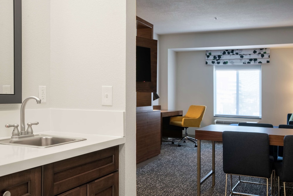 Hampton Inn & Suites Los Angeles Sherman Oaks - photo 25