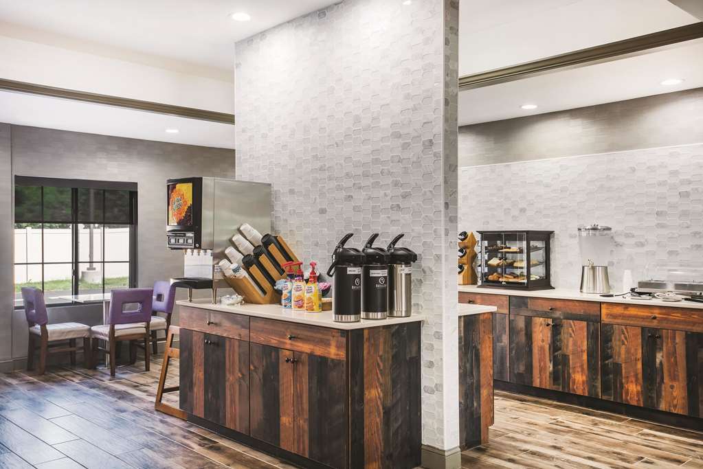 La Quinta Inn & Suites by Wyndham Chambersburg - photo 23