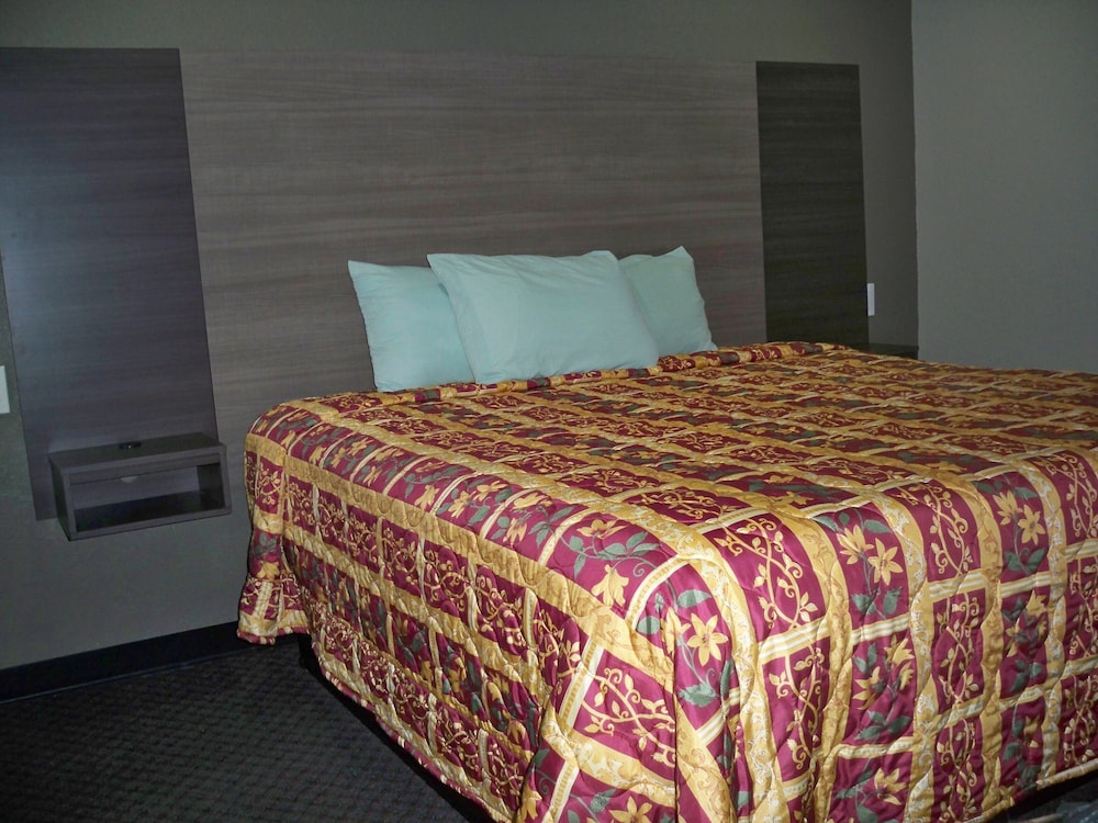 Scottish Inn & Suites - photo 8