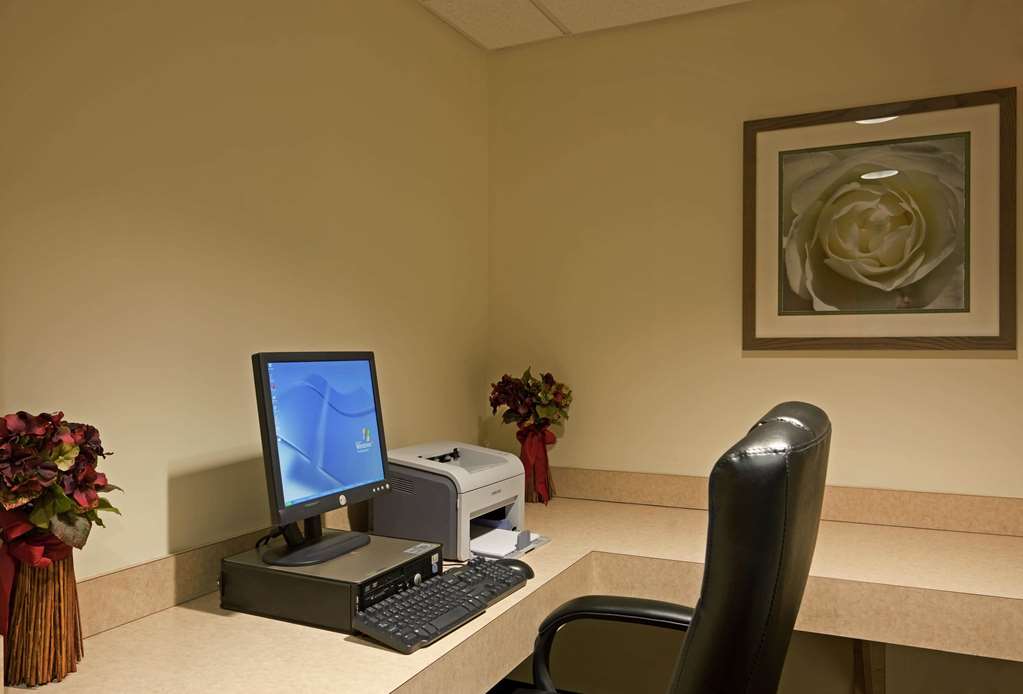 La Quinta Inn & Suites by Wyndham Boston Somerville - photo 59