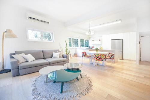 Sea&Sun 2BR close Gordon Beach by HolyGuest — 4-Star Luxury Hotel in Tel Aviv, Israel